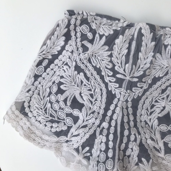 Banana USA White & Black Lace Shorts / Size Small / Lined & Elastic Waistband - Picture 5 of 5